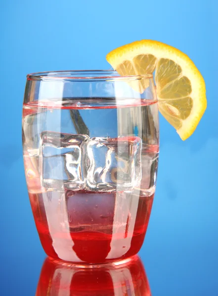 Verre d'eau et de glace sur fond bleu — Photo