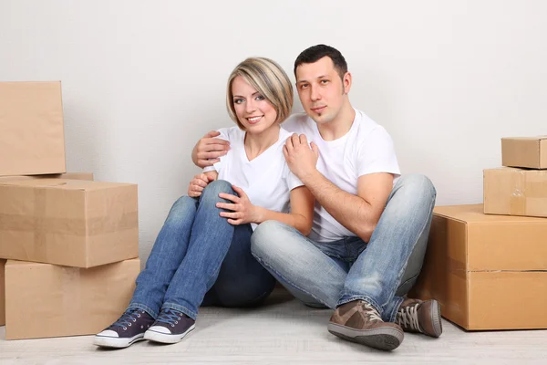 Jovem casal se movendo em nova casa — Fotografia de Stock