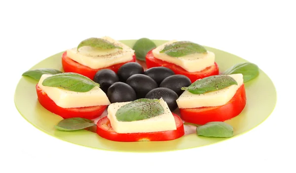 Mozzarella au fromage avec légumes dans l'assiette isolée sur blanc — Photo