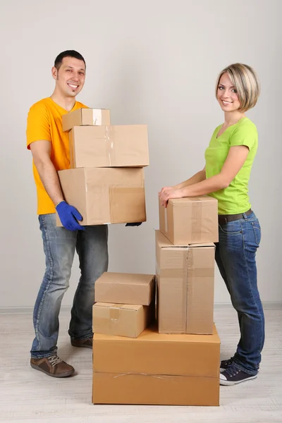 Jovem casal se movendo em nova casa — Fotografia de Stock