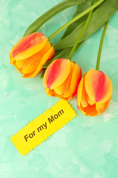 Mooi oranje tulpen op een houten achtergrond kleur — Stockfoto