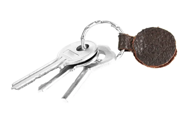Ключ с кожаной безделушкой изолирован на белом — стоковое фото