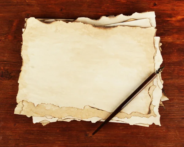 Papel viejo y pluma de tinta sobre fondo de madera —  Fotos de Stock