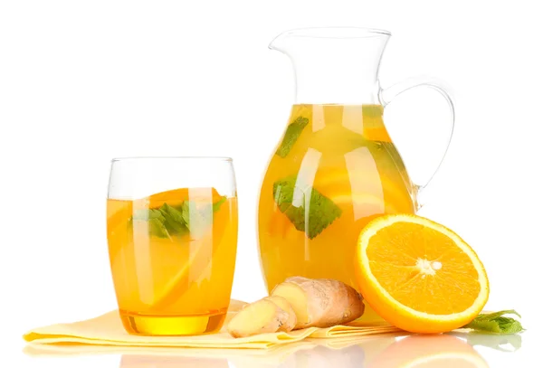 Oranje limonade in werper en glas geïsoleerd op wit — Stockfoto