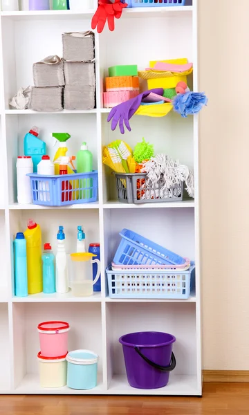 Prateleiras em despensa com produtos de limpeza para close-up em casa — Fotografia de Stock