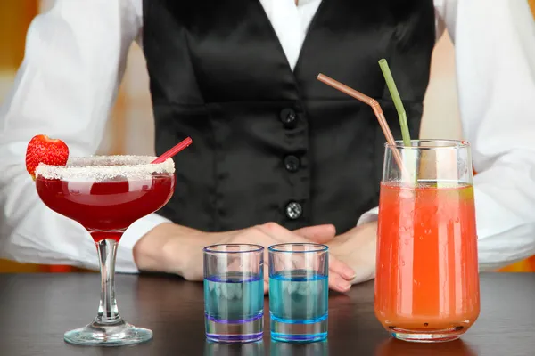Barmen making tasty cocktails, on bright background — Stock Photo, Image