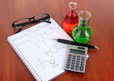 test tüpleri ile renkli sıvılar ve tablo formülleri