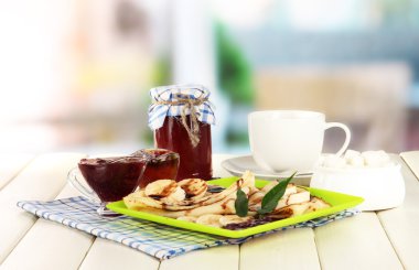 Oda arka plaka üzerinde muz krep