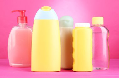 pembe bir arka plan üzerinde bebek kozmetik