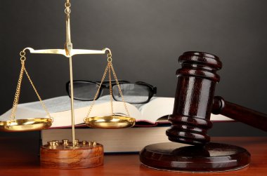 Adalet ve gri arka plan üzerine kitaplar tahta Tokmak, altın ölçekler