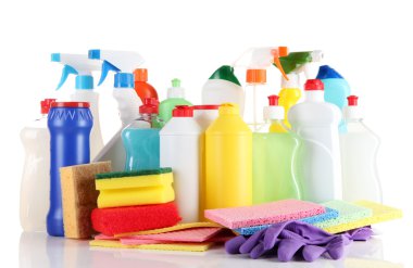 çeşitli ev temizleyicileri ve renkli Süngerler, üzerinde beyaz izole eldivenler