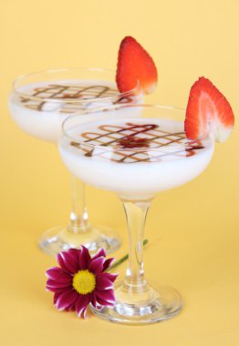 bej renkli arka plan üzerinde meyve smoothies