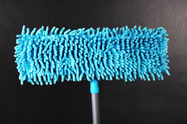 zemin üzerinde gri arka plan için mavi mop