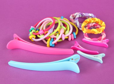 bir pembe scrunchies, saç fırçası ve saç - klip