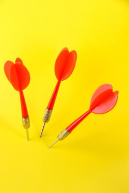 Dart Sarı zemin üzerine