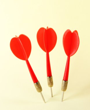 bej renkli arka plan üzerinde Dart