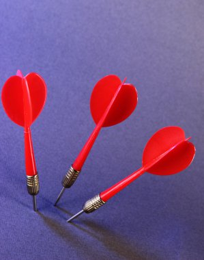 Dart mor zemin üzerine