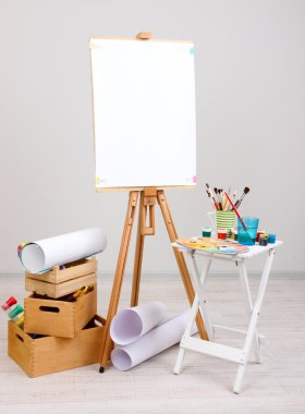 temiz kağıdı ve odada sanat malzemeleri ahşap şövale