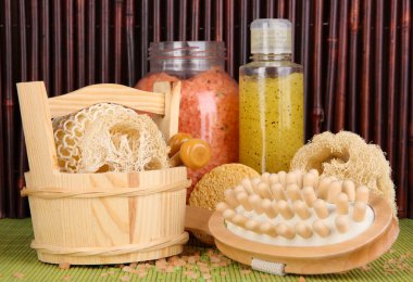 temizleyici, fırça ve bambu zemin üzerine masada duş için kozmetik