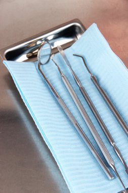 gri tablo yakın çekim dişçi araçları