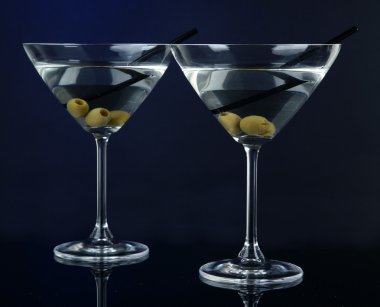 koyu mavi zemin üzerine zeytinli martini gözlük