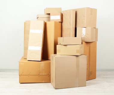 Odada farklı karton kutular