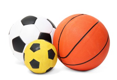 Basketbol ve futbol topları üzerinde beyaz izole