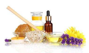 yağlar ve üzerinde beyaz izole bal kokulu bal spa