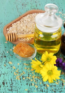 yağlar ve ahşap masa yakın çekim bal kokulu bal spa