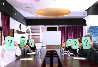 daha önce iş eğitim yüzlerinde soru işaretleri ile işadamları