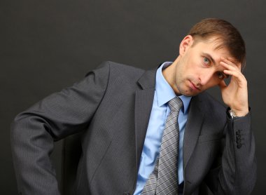 genç işadamı ton siyah arka plan