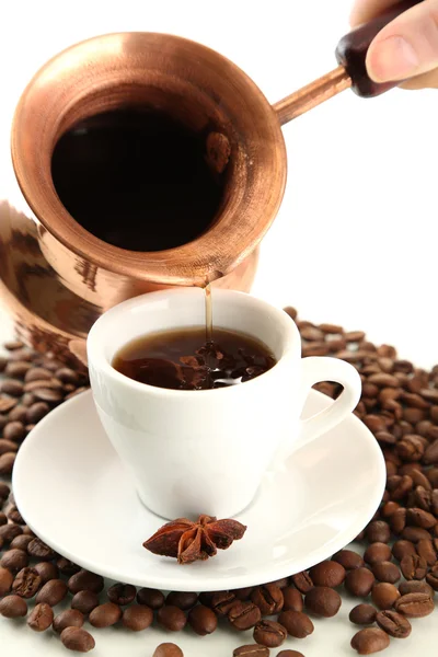 Coupe et pot de grains de café et de café, isolé sur blanc — Photo