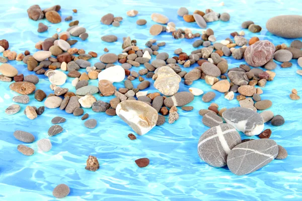Piedras de mar en el agua de fondo — Foto de Stock