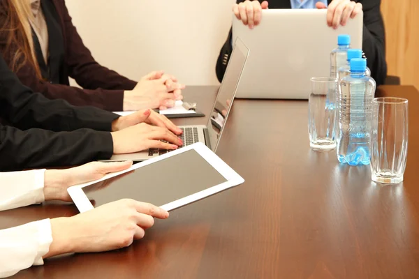 Mains féminines avec tablette numérique sur fond de bureau. Photo conceptuelle de la conférence d'affaires — Photo