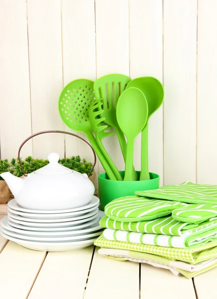 Ajustes de cocina: utensilios, agarraderas, toallas y más en la mesa de madera — Foto de Stock