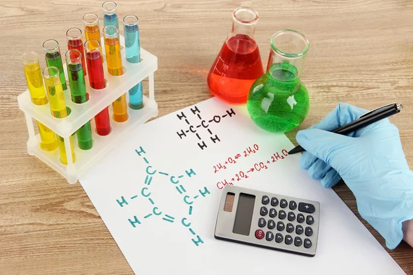 Hand wetenschapper formules schrijven — Stockfoto