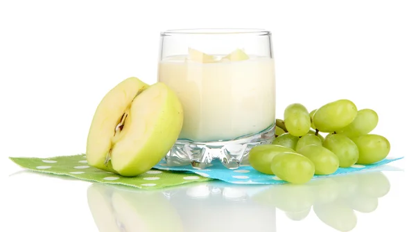 Cam üzerine beyaz izole meyve lezzetli yoğurt — Stok fotoğraf