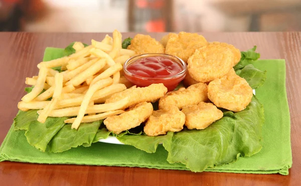Nuggets de pollo frito con papas fritas y salsa en la mesa en la cafetería —  Fotos de Stock