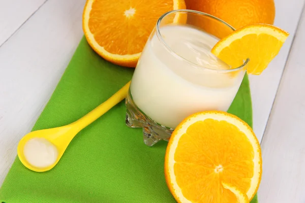 Délicieux yaourt en verre avec orange sur table en bois close-up — Photo