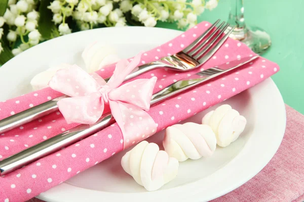 Configuração de mesa em tons de branco e rosa sobre fundo de madeira cor — Fotografia de Stock