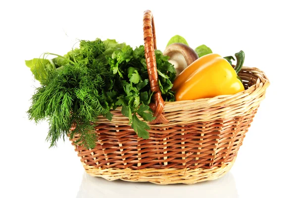 Herbes utiles, champignons et poivre dans le panier isolé sur blanc — Photo