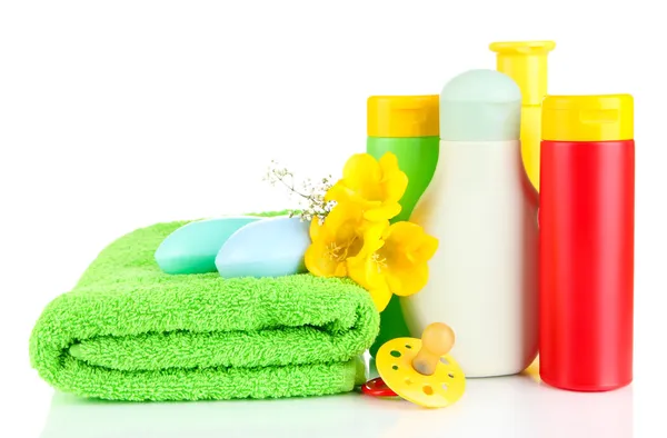 Kosmetyki dla dzieci, ręczniki i mydło na białym tle — Zdjęcie stockowe