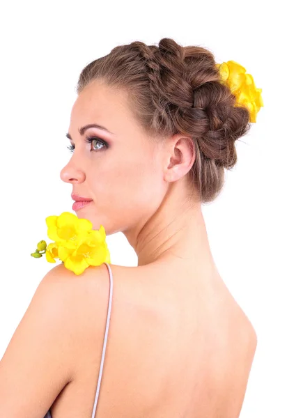 Jovem com belo penteado e flores, isolado em branco — Fotografia de Stock