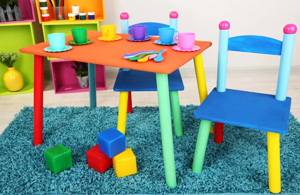 Kleine en kleurrijke tafel en stoelen voor kleine kinderen — Stockfoto