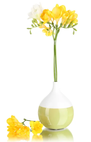 フリージア白で隔離される花瓶の美しい花束 — ストック写真