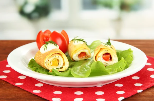 Eierrollen mit Käsecreme und Paprika, auf Teller, auf hellem Hintergrund — Stockfoto