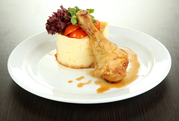 Pequeña porción de comida en un plato grande en una mesa de madera — Foto de Stock