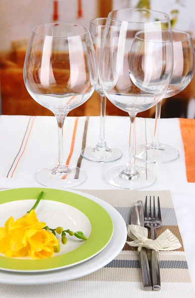 Configuração de mesa com copos para diferentes bebidas na mesa no fundo do quarto — Fotografia de Stock