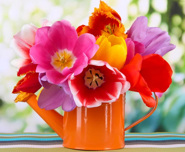Hermosos tulipanes en ramo en la mesa sobre fondo brillante —  Fotos de Stock