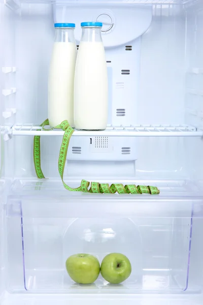 Buzdolabı diyet gıda ile açın — Stok fotoğraf